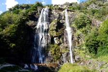 Nicht weit von Chiavenna entfernt donnern die spektakulären Acquafraggia-Wasserfälle zu Tal.