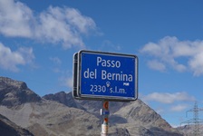 Ein blaues Schild markiert die Passhöhe des Bernina-Passes.