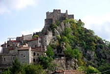 Die Ruinen der Burg von Bardineto erheben sich über dem gleichnamigen Ort.