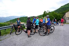 Eine Radlergruppe in Ligurien wartet auf einem asphaltierten Weg, bis alle Nachzügler eingetroffen sind.