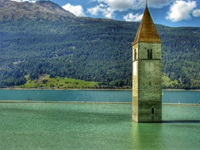 Der legendäre, aus dem Reschensee ragende Kirchturm des Dorfes Alt-Graun.