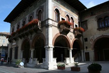 Prachtvoll bemaltes Arkadengebäude in Rovereto.