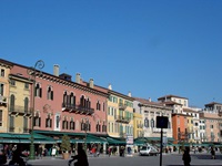 Bunte Häuserfassaden entlang der Piazza Bra in Verona.