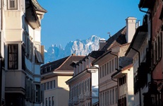 Impression aus Bozen, im Hintergrund die beeindruckende Bergkulisse der Dolomiten.