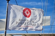 Eine im Wind wehende Flagge weist auf den Hafen von Porto Cervo hin.