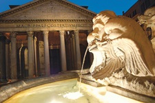 Blick auf den Brunnen und das Pantheon in Rom, ein zur Kirche umgeweihtes antikes Bauwerk