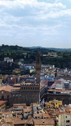 Blick auf eine Kirche in einer Stadt auf der Radreise von Florenz nach Rom