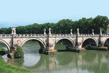 Blick auf die Engelsbrücke (Sant´Angelo) über den Fluss Tiber in Rom