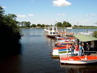 Hafen in Friedrichstadt mit Steg und Touristen, die in ein Boot steigen