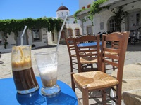 Zwei halb ausgetrunkene Milchkaffeegläser auf dem Tisch eines Cafés in Chora auf der Insel Patmos.