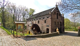 Das markante Backsteingebäude der Kornbrennerei "De IJsvogel" in Arcen.