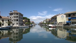 Blick auf den Wasserkanal mit Booten in Grado