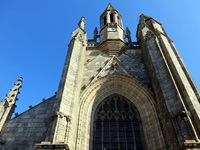 Blick auf den Glockenturm im mittelalterlichen Guerande