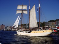 Ein Segelboot fährt in den Hafen der Hansestadt Hamburg ein