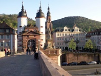 Das Tor der Alten Brücke in Heidelberg.