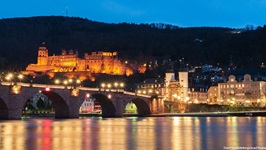 Das Heidelberger Schloss und die Alte Brücke bei Nacht.