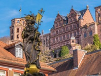 Die Kornmarkt-Madonna in Heidelberg. Im Hintergrund ist das Schloss zu erkennen.
