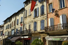 Blick in eine aus den typischen Häusern der Provence bestehende Geschäftszeile.