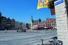 Der Marktplatz Dendermonde in Holland mit seinen gotischen Häusern