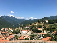 Eine Siedlung in der Hügellandschaft zwischen Millesimo und Albenga.