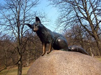 Skulpur eines Fuchses auf einem Stein in Hukvaldy