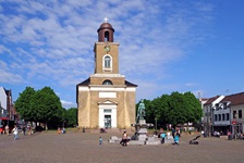 Das Wahrzeichen von Husum: Die Marienkirche mit dem Tinebrunnen auf dem Marktplatz