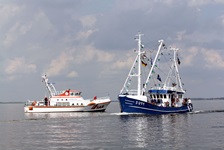 Zwei Schiffe in der Nordsee bei Husum