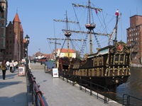Ein zweimastiges Holz-Segelschiff, das der aus der "Fluch der Karibik"-Filmreihe bekannten Black Pearl ähnelt, liegt in Danzig vor Anker und wartet auf Gäste für eine Rundfahrt.