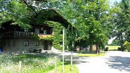 Ein idyllisch mit wildem Wein bewachsenes Bauernhaus in Bayern.