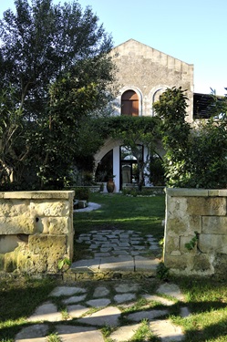 Ein schmucker Garten umrahmt das Hotel Masseria Gattamora bei Otranto.