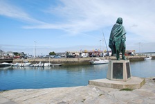 Blick auf den Hafen mit seiner Statue in Le Croisic