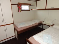 Eine 2-Bett-Kabine mit getrennten Betten an Bord der MS Lena Maria.