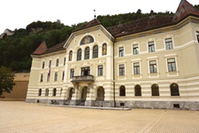 Blick auf das Regierungsgebäude von Vaduz in Liechtenstein