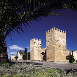 Blick auf ein altes Tor mit zwei Wachtürmen auf Mallorca