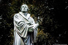 Die Statue von Martin Luther ist Teil des Luther-Denkmals in Worms.