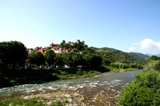 Der zwischen Saluzzo und Mondovi gelegene Ort Fossano mit seiner charakteristischen Burg erhebt sich idyllisch über einem Fluss.