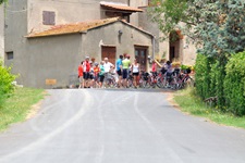 Eine Gruppe Fahrradfahrer macht Pause an einem Haus auf der Toskana Rundfahrt ab Montecatini