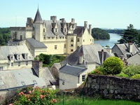 Blick zum Schloss Montsoreau, rechts im Hintergrund ist die Loire zu sehen