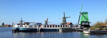 Die MS Fleur ankert in Holland vor mehreren Windmühlen.
