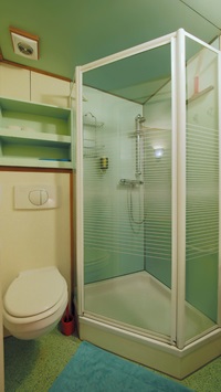 Zu jeder Kabine an Bord der Fleur gehört ein eigenes Badezimmer mit Dusche, WC und Waschbecken.