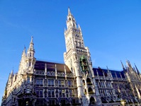 Das im neugotischen Stil erbaute Neue Rathaus am Münchner Marienplatz.