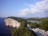 Blick auf den bekannten Salzsee und die gigantischen Felsklippen im Naturpark Telascica auf der Insel Dugi Otok in Dalmatien