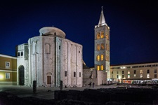 Die Kirche St. Donat in Zadar in nächtlicher Beleuchtung