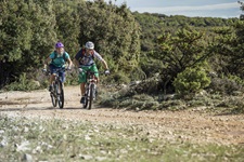 Zwei Biker radeln einen felsigen Weg durch einen Nationalpark in Dalmatien hinauf