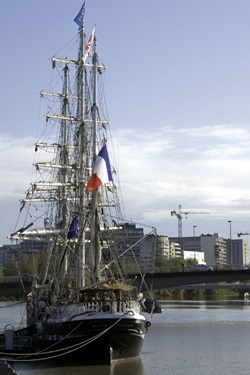 Blick auf ein Segelboot in Nantes
