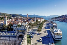Schiffe, Palmen und Kirchen prägen das schmucke Hafenviertel von Trogir.