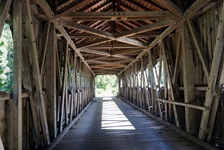 Blick in das innere der mit Holz gedeckten Brücke über den Neckar
