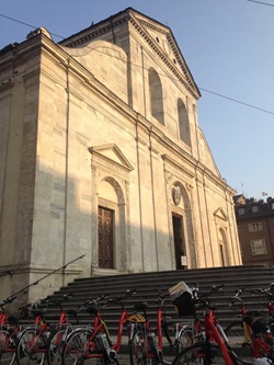 Fahrräder sind vor einer Treppe, die zu einer Kirche im Piemont führt abgestellt
