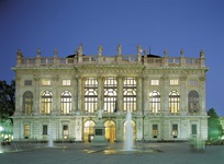 Blick auf den am Abend beleuchteten Stadtpalast "Palazzo Madama" in Turin