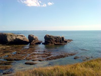 Küste mit Felsen im Meer von Piriac